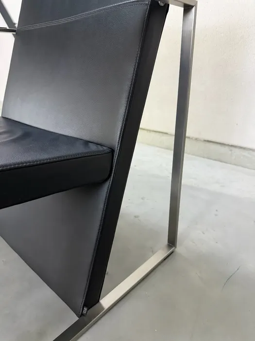 Arco Spine Sessel, Schwarzes Leder & Stahl — Sessel (Foto 10)