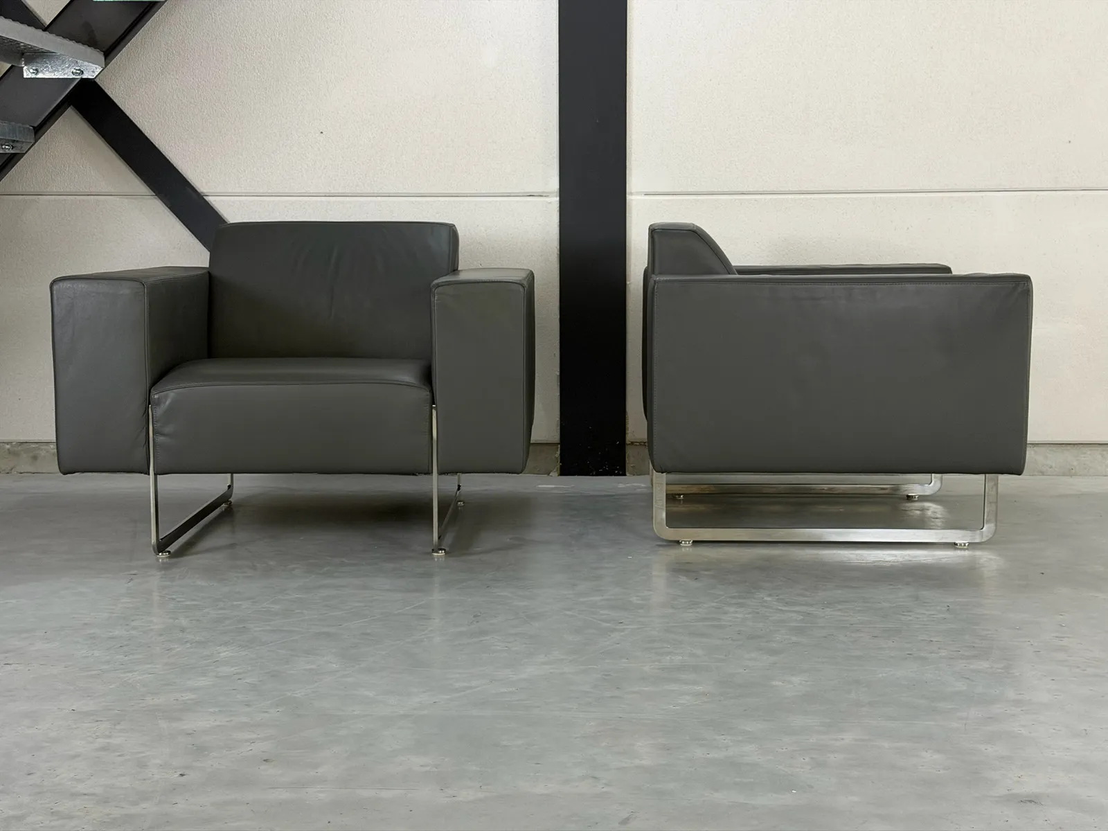 Artifort Mare fauteuils, muisgrijs leer, set van 2 — Fauteuil