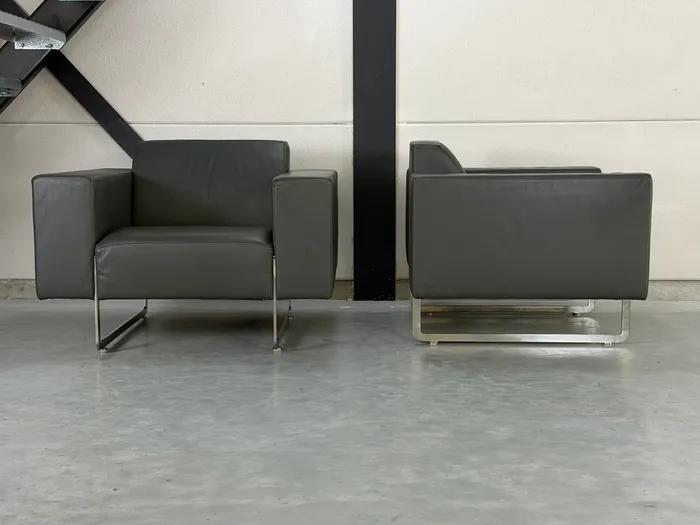 Artifort Mare fauteuils, muisgrijs leer, set van 2 — Fauteuil (foto 1)