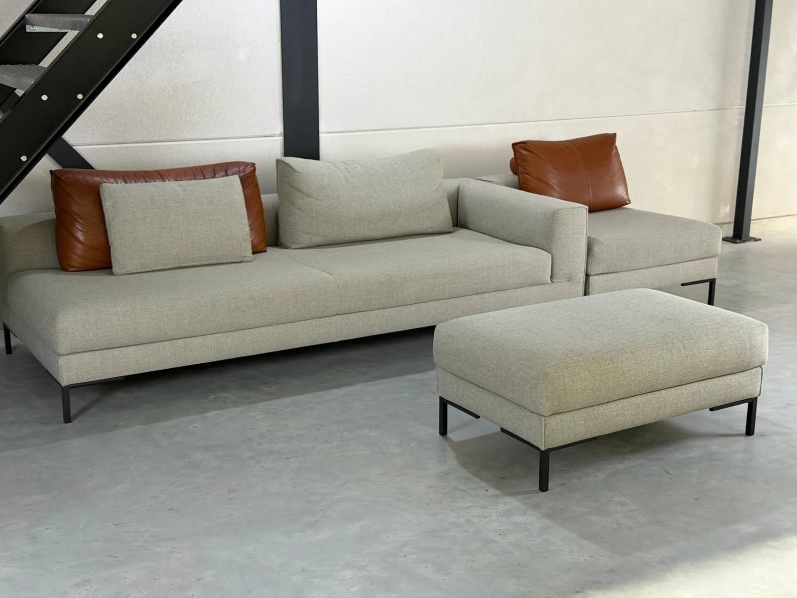 Design on Stock Aikon Lounge, zandgrijs, met poef — Bank