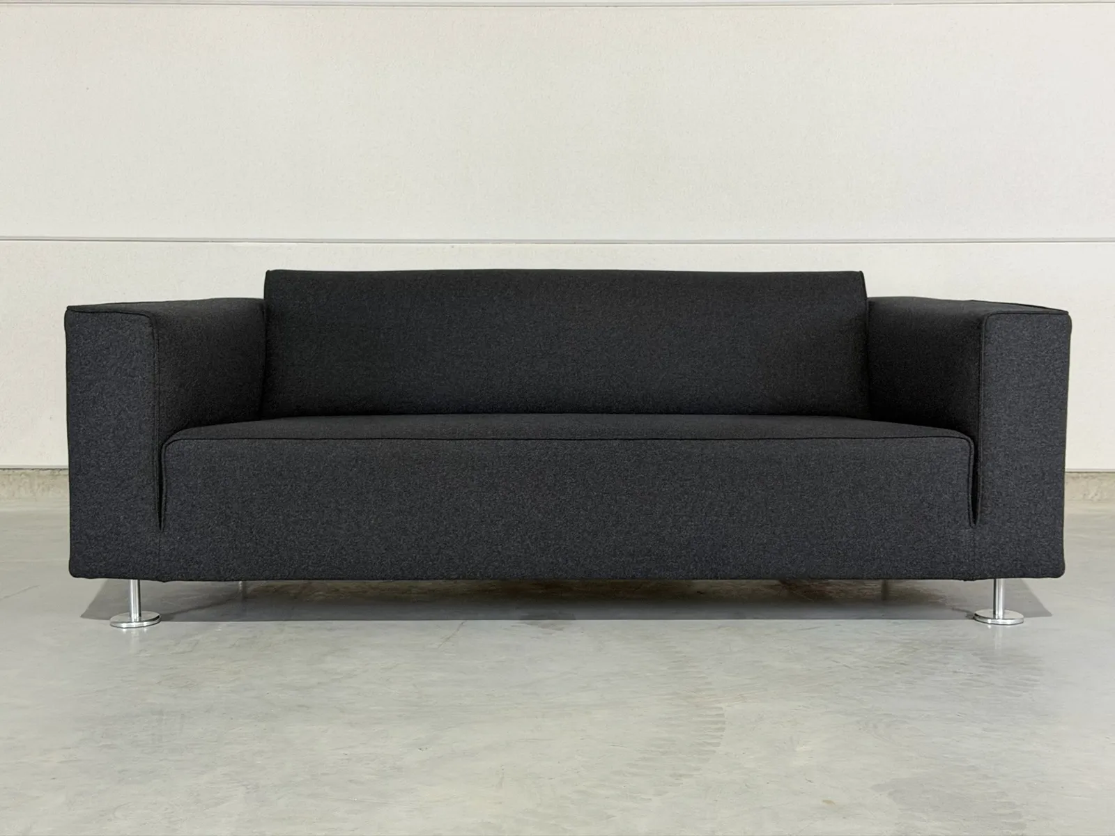 Design on Stock Blizz 2,5-zitsbank, donkergrijze stof — Bank