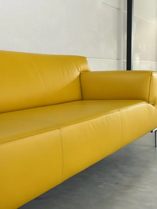 Design on Stock Bloq 3-Sitzer-Sofa, ockergelbes Leder — Sofa (Foto 3)