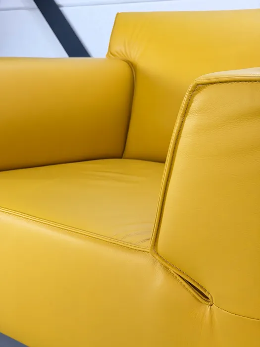 Design on Stock Bloq Sessel, ockergelbes Leder — Sessel (Foto 3)