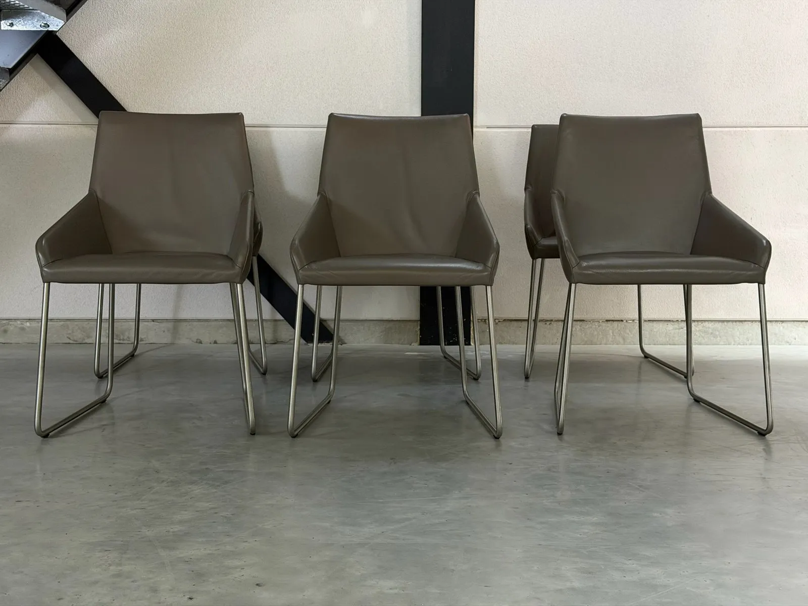 Design on Stock Vico eetkamerstoelen (set van 6), grijsbruin leer — Stoel