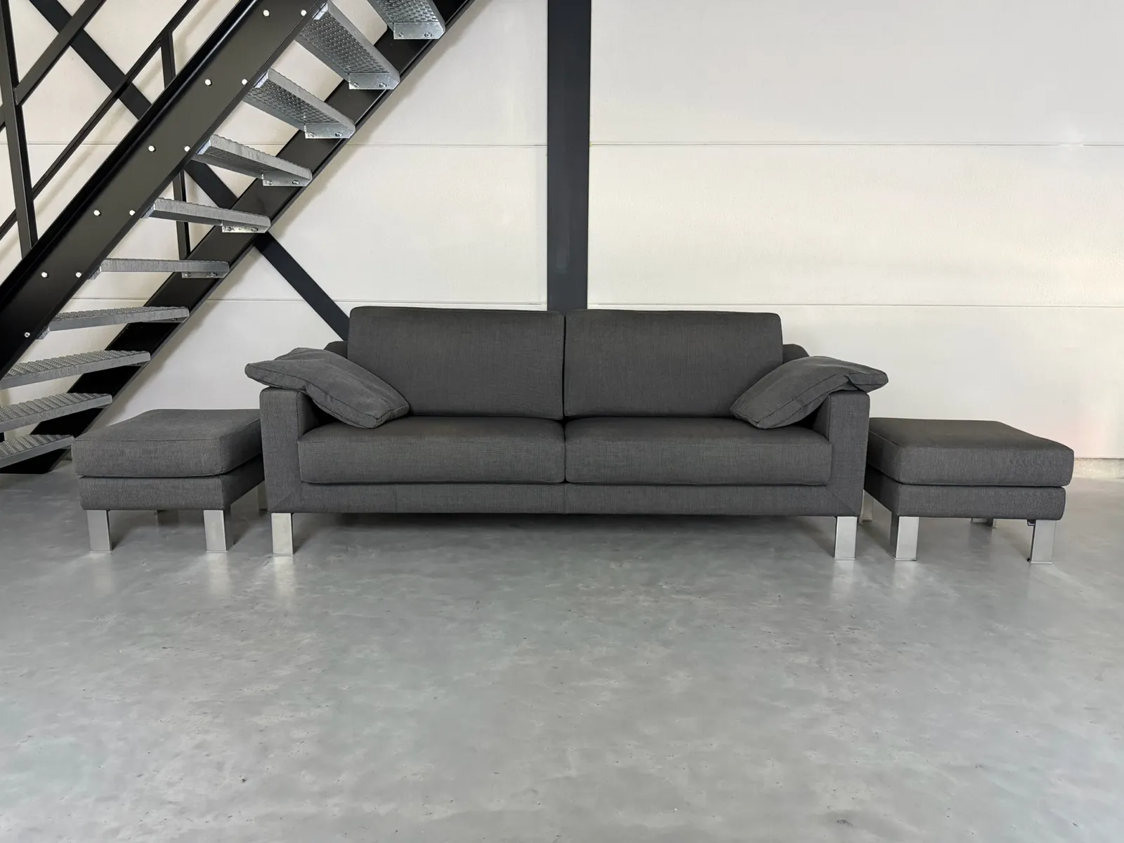 Leolux Antonia 3-zitsbank met 2 poefs — Bank