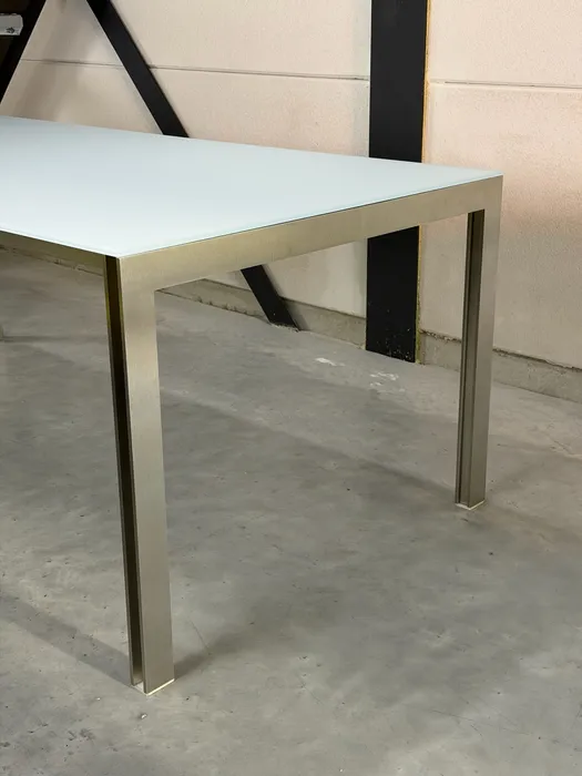 Leolux Cameleon eettafel, wit gesatineerd glas — Tafel (foto 3)