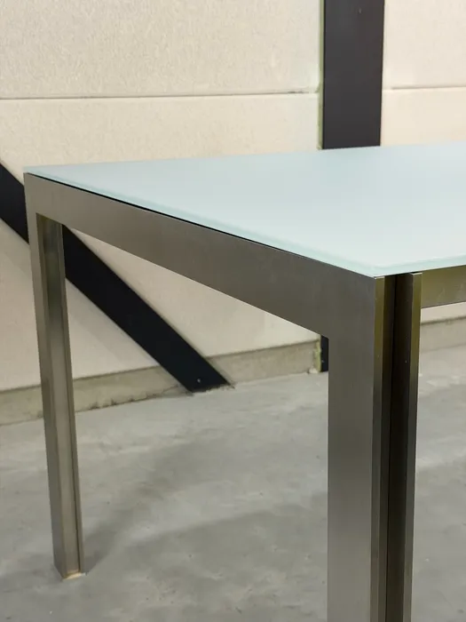 Leolux Cameleon eettafel, wit gesatineerd glas — Tafel (foto 4)