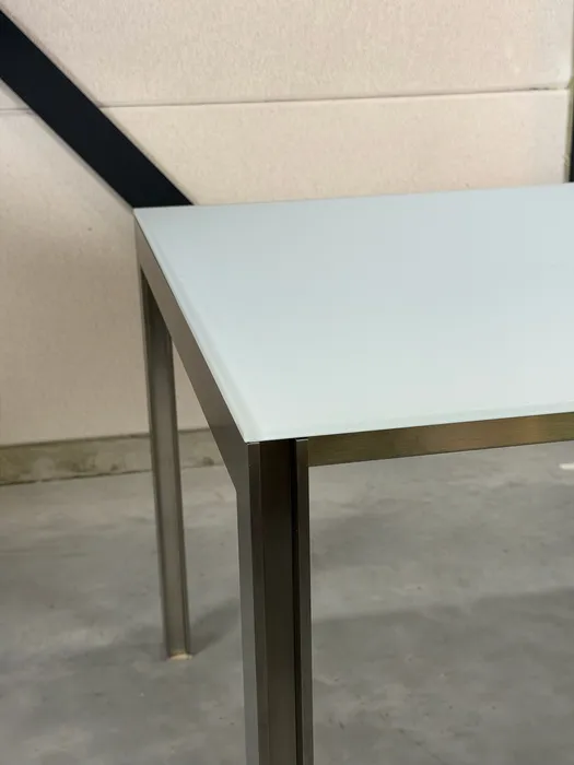 Leolux Cameleon eettafel, wit gesatineerd glas — Tafel (foto 9)