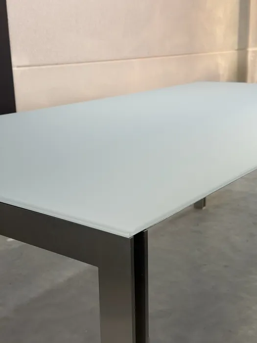 Leolux Cameleon eettafel, wit gesatineerd glas — Tafel (foto 10)