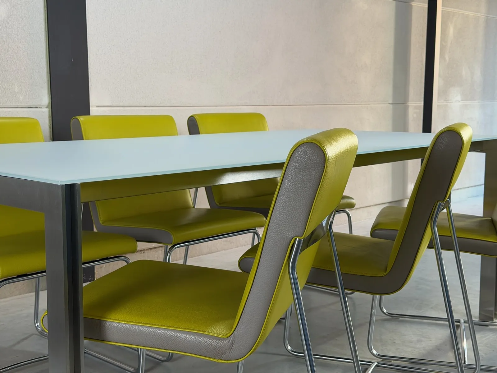 Leolux Cameleon eettafel, wit gesatineerd glas — Tafel