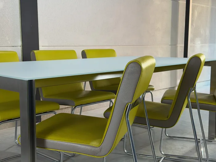 Leolux Cameleon eettafel, wit gesatineerd glas — Tafel (foto 1)