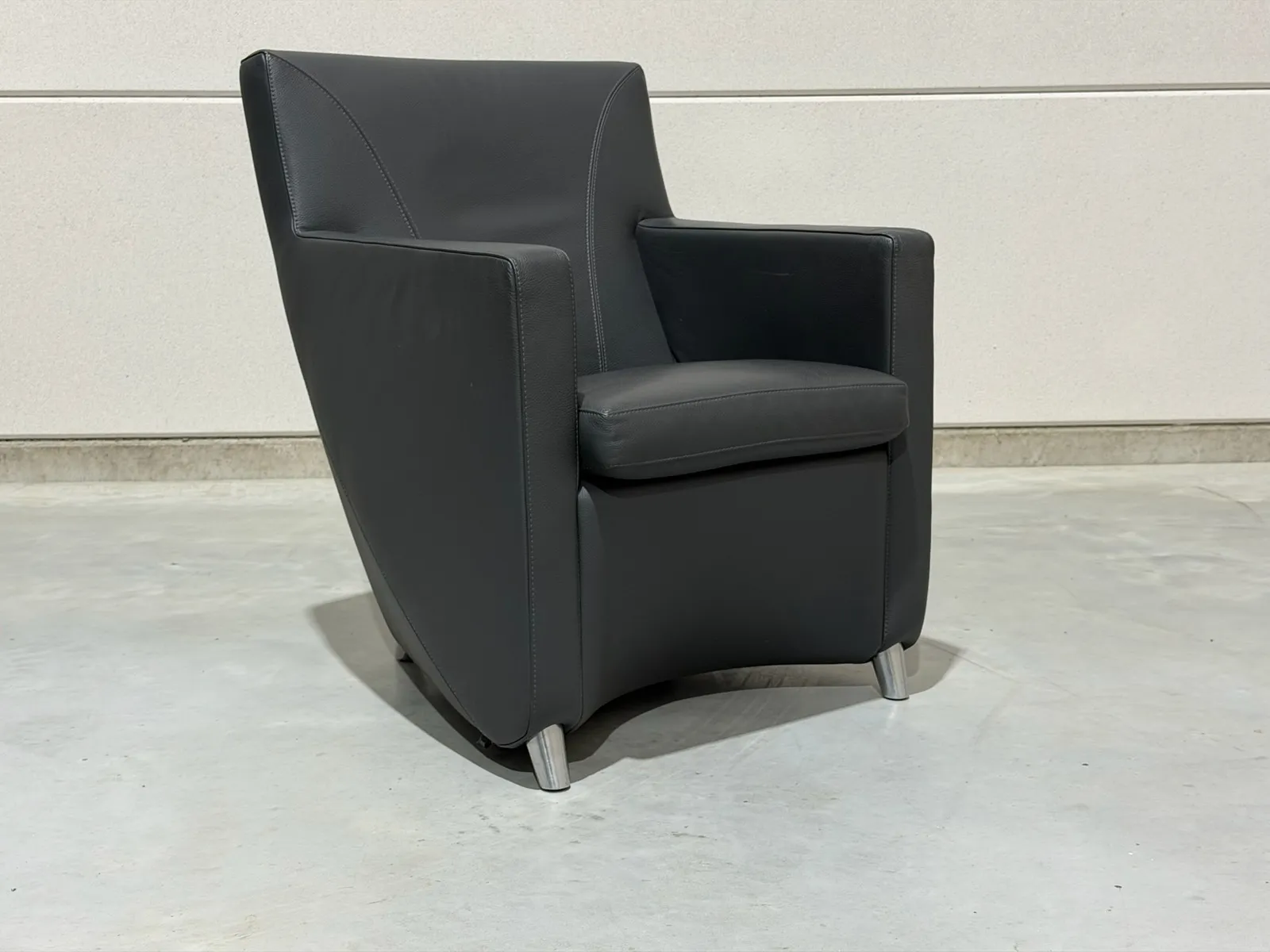Leolux Dolcinea fauteuil, grijs leer — Fauteuil