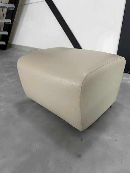 Leolux Scylla fauteuil met hocker, stof en leer — Fauteuil (foto 15)