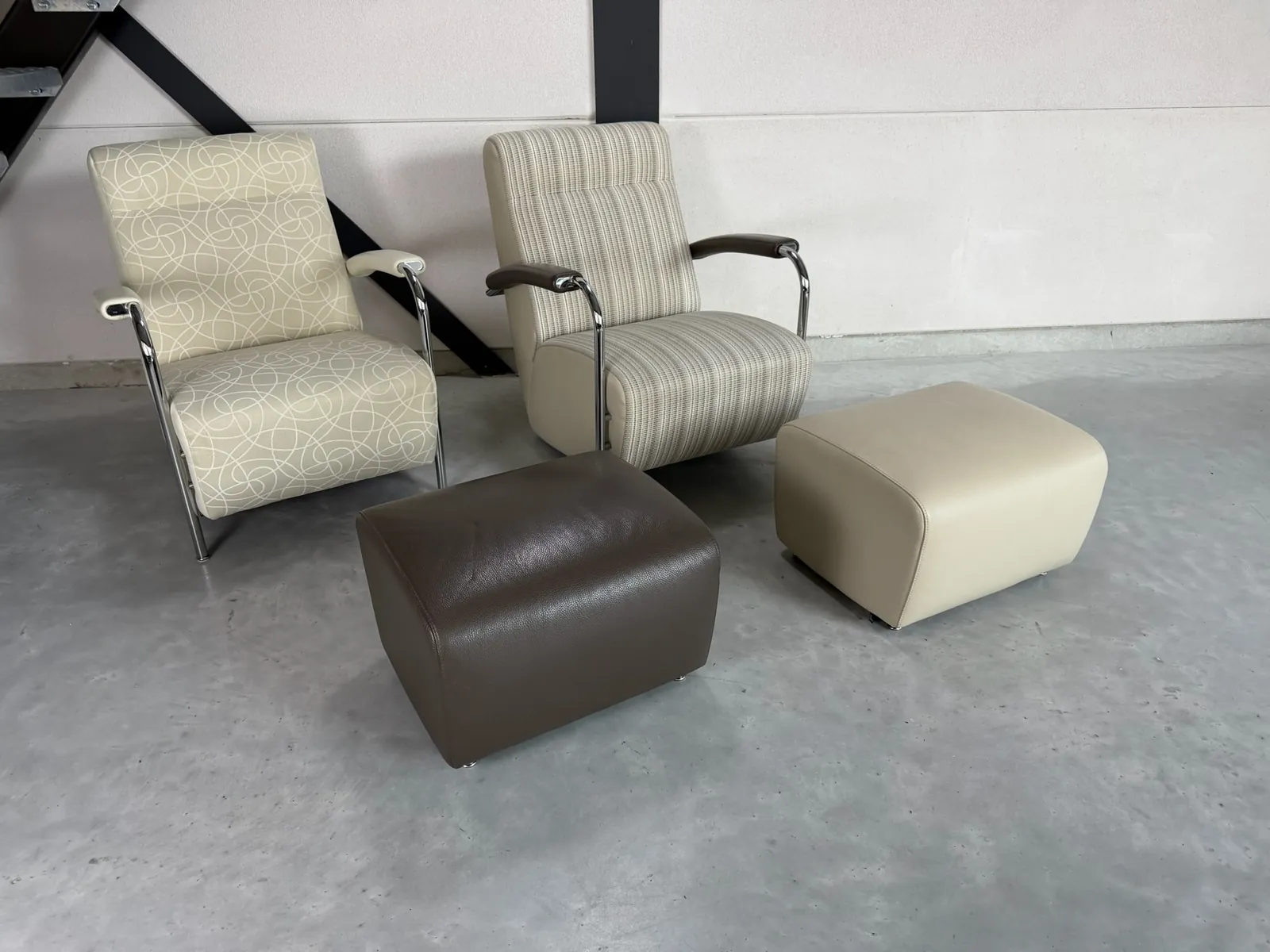 Leolux Scylla fauteuil met hocker, stof en leer — Fauteuil