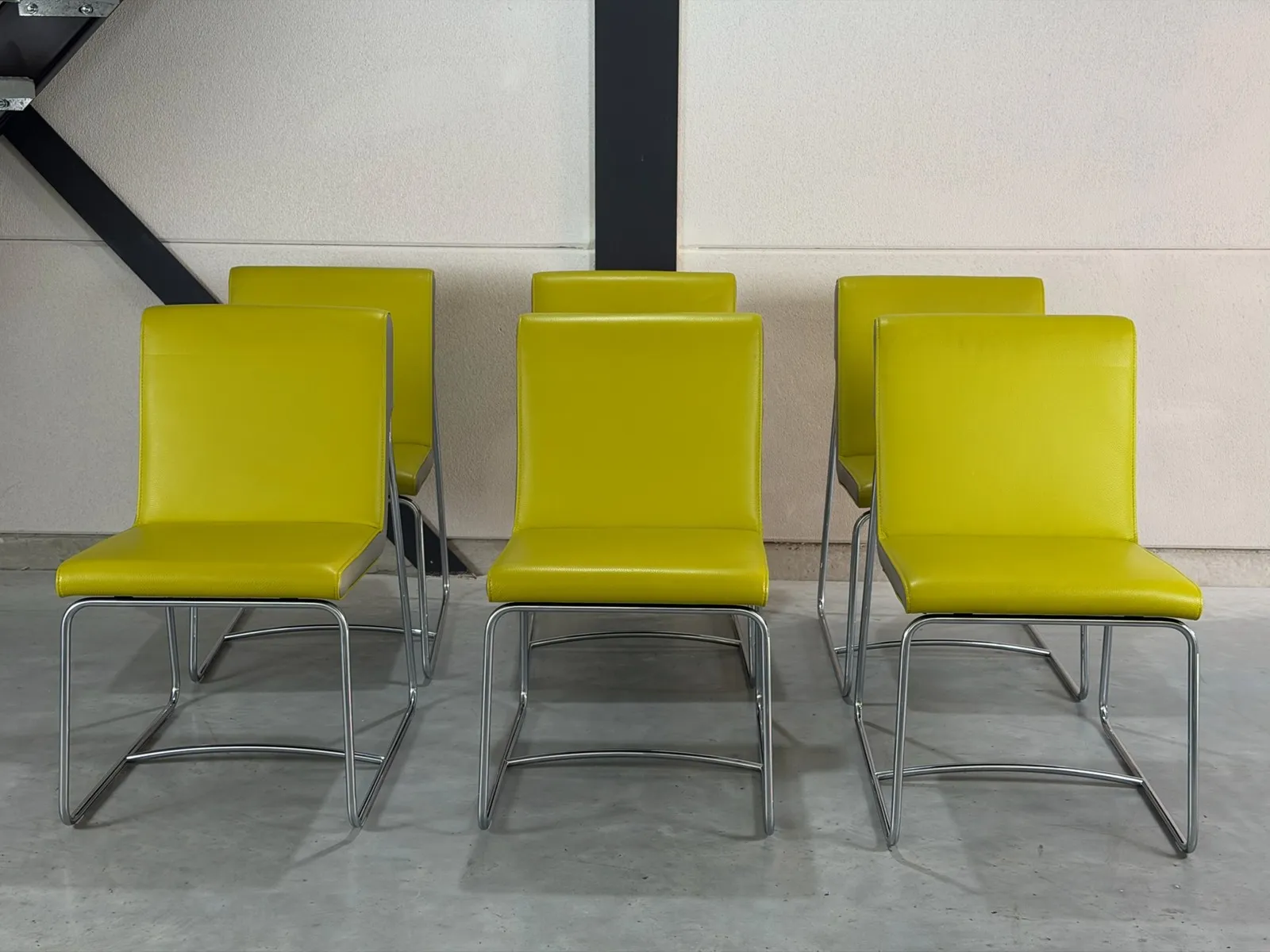 Leolux Spring Dancer eetkamerstoelen, limegroen en muisgrijs leer — Stoel