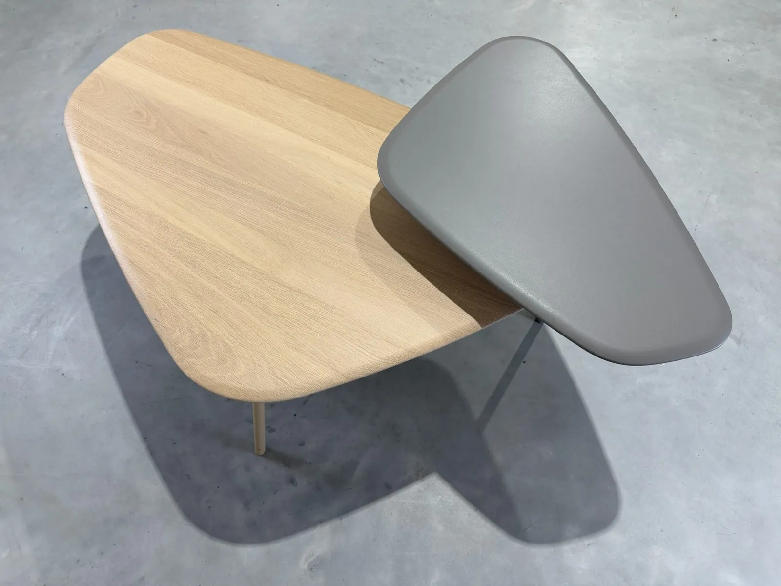 Table basse Leolux Tilio, chêne blanc mat et Spruzza Pewter — Table